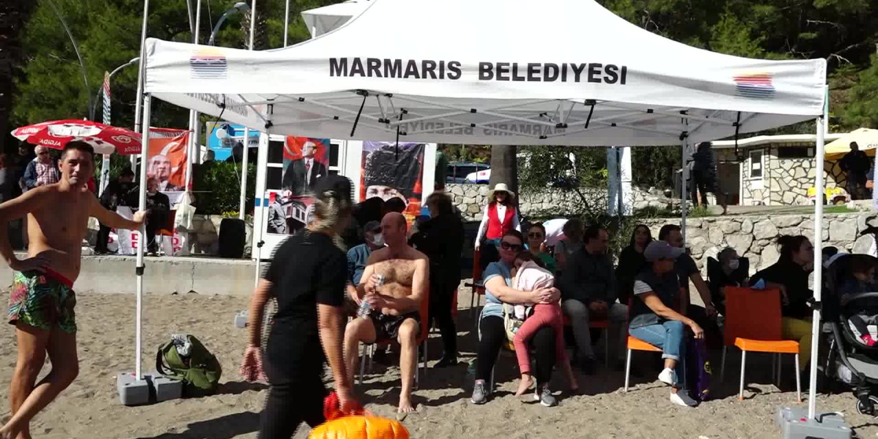 MARMARİS'TE ATATÜRK’Ü YÜZEREK ANDILAR