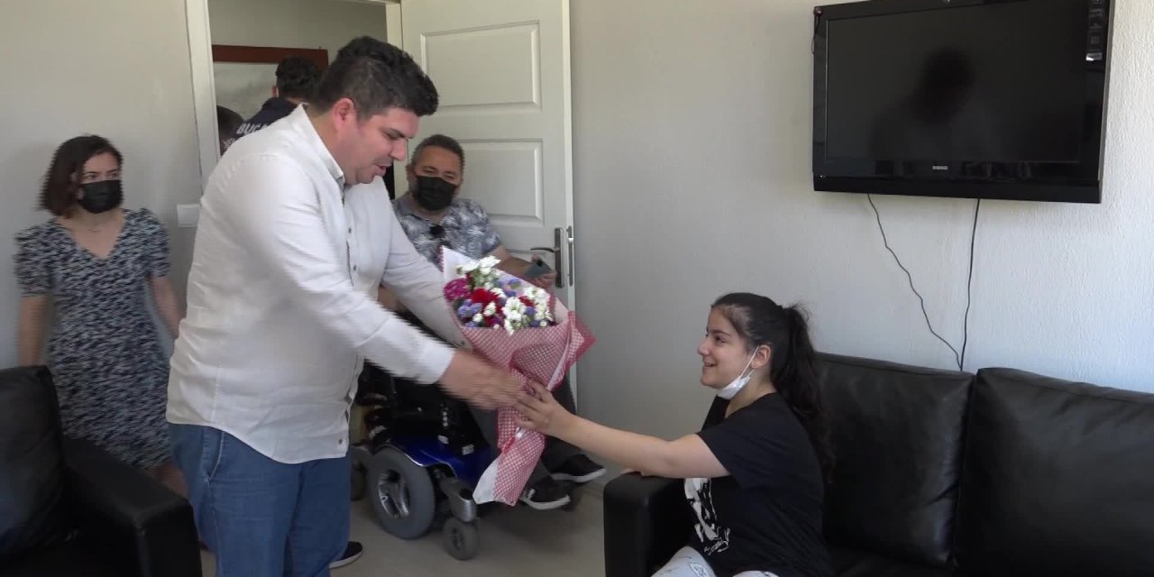 BUCA BELEDİYESİ’NDEN DERYA’YA TEKERLEKLİ SANDALYE SÜRPRİZİ