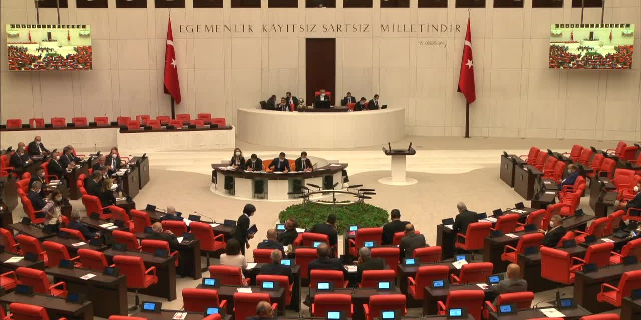 TUTDERE, TBMM'DE ASGARİ ÜCRETLİ BİR BABANIN MESAJINI OKUDU: "ÇOCUĞUM OKULA HARÇLIKSIZ GİTTİ. KIZIMA YALAN SÖYLÜYORUM, BOZUK PARA YOK DİYE"