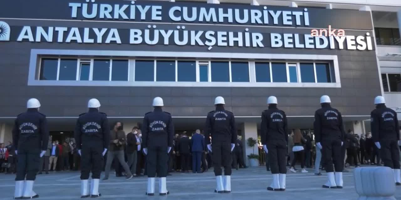 KILIÇDAROĞLU, ANTALYA BÜYÜKŞEHİR BELEDİYE BAŞKANI BÖCEK'E NAZAR BONCUĞU TAKTI; BÖCEK, KILIÇDAROĞLU'NA YÖRÜK KIYAFETİ ARMAĞAN ETTİ