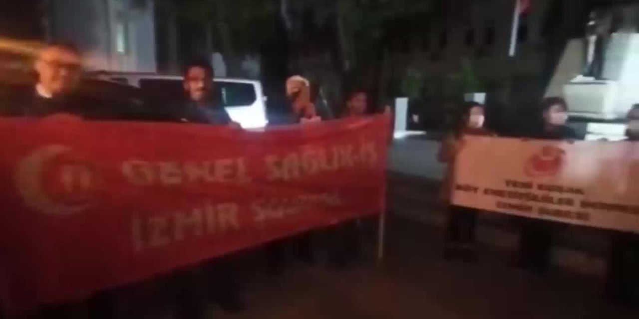 İZMİR'DE ÖĞRETMENLER MEŞALELİ YÜRÜYÜŞ YAPIP ANDIMIZ'I OKUDU