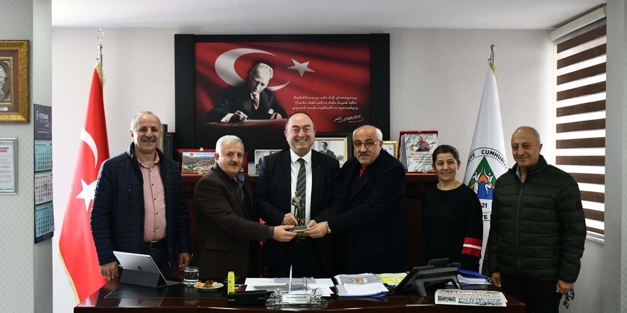 MERKEZ MAHALLE MUHTARLARINDAN ARTVİN BELEDİYE BAŞKANI ELÇİN’E ZİYARET