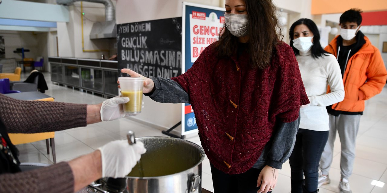 TEPEBAŞI'NDA GENÇLER GÜNE SICAK ÇORBA İLE BAŞLIYOR