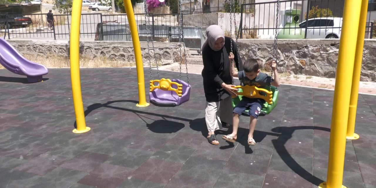 ÇAMAŞIR MAKİNESİ ALMAK İÇİN 1 YILDIR BİRİKTİRDİĞİ PARAYI PARKTA UNUTTU, TEMİZLİK PERSONELİİNSANLIK DERSİ VERDİ!
