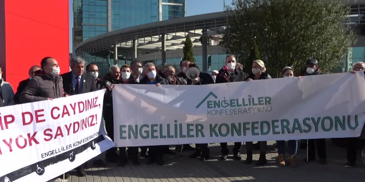 ENGELLİLER, BAKANLIK ÖNÜNDE ATAMA TALEP ETTİ: “7 BİN 800 KADRO BOŞ… ATAMA YAPMIYORLAR”
