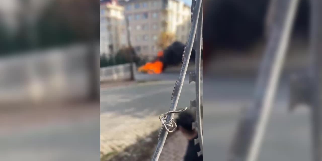 İSTANBUL'DA BİR TAKSİ ALEV ALEV YANDI
