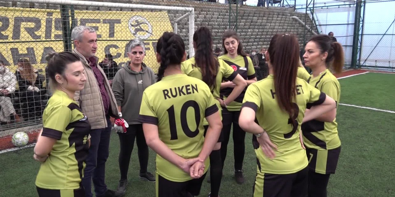 KADINLAR HALI SAHADA FUTBOL OYNADI, EŞLERİ İZLEDİ