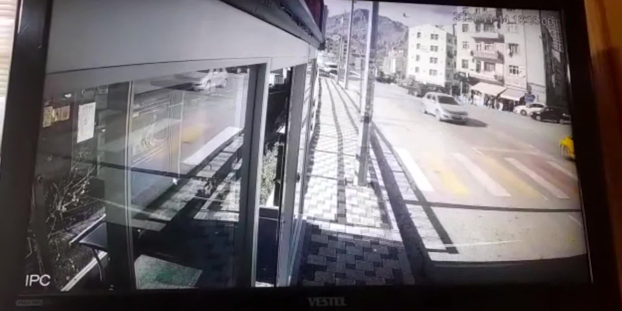 KAZADA SAVRULAN KAMYON, KALDIRIMDAKİ ÇİFTE ÇARPTI