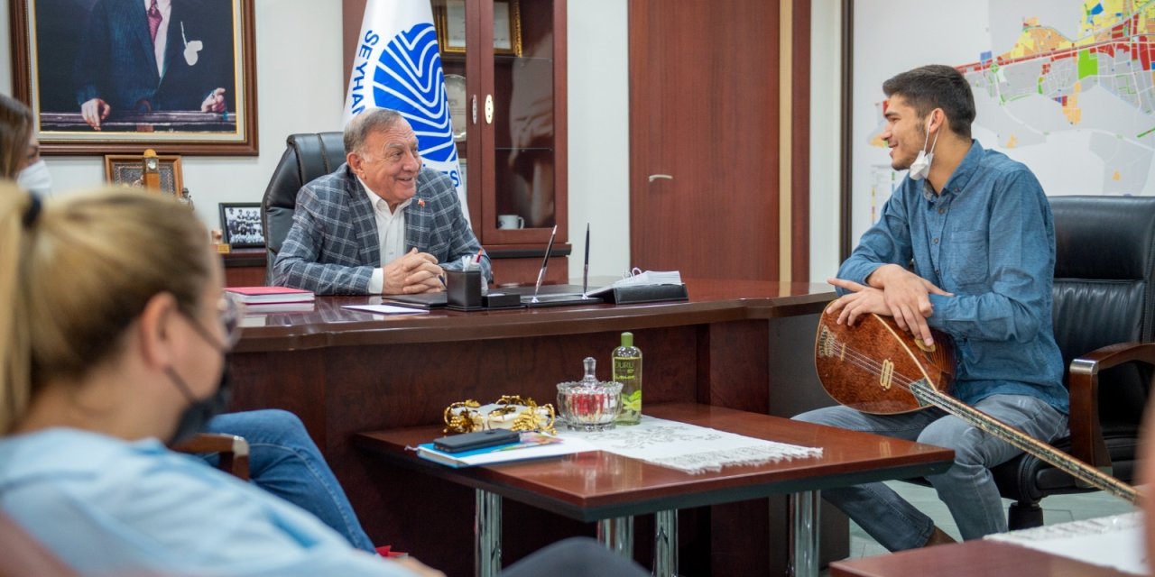 DESTEK SEYHAN BELEDİYESİ'NDEN, BAŞARI GENÇ SANATÇIDAN