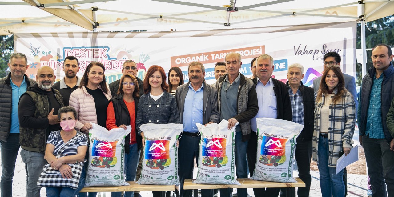 MERSİN BÜYÜKŞEHİR’DEN 100 ÜRETİCİYE 25 TON ORGANİK GÜBRE