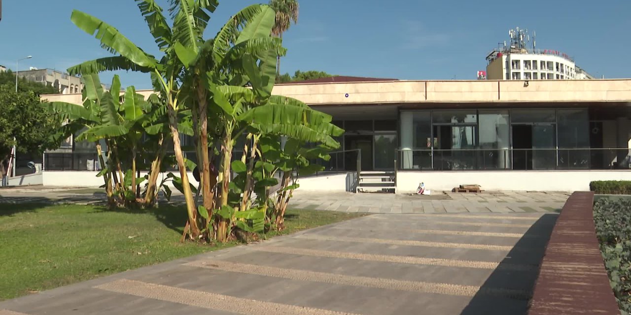 ANTALYA BÜYÜKŞEHİR, İSMET İNÖNÜ KENT MEYDANI’NDAKİ EMEKLİ KAHVESİ'Nİ TAMAMLADI