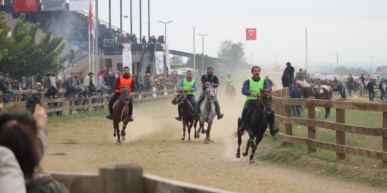 ATATÜRK KUPASI GELENEKSEL RAHVAN AT YARIŞLARI ÖDEMİŞ'TE KOŞULDU