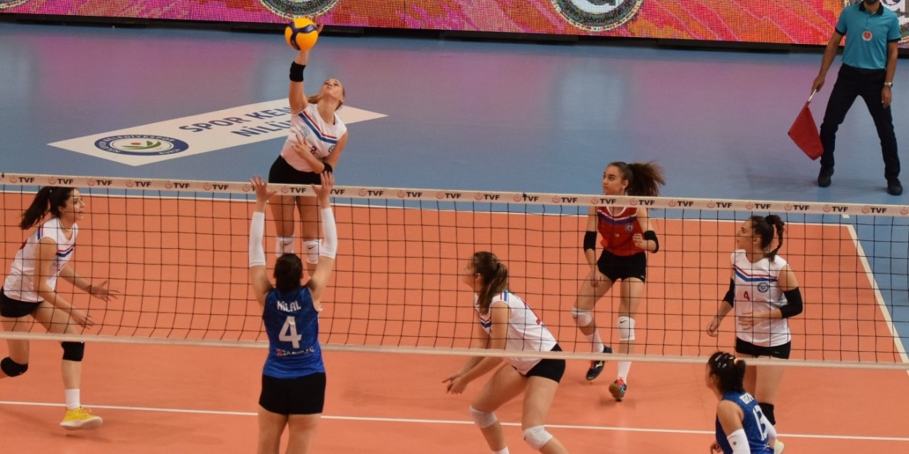 NİLÜFER BELEDİYESPOR, NOVA GENÇLİKSPOR'U 3-0 YENDİ