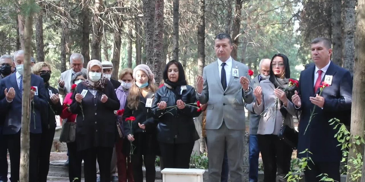 ESKİ BURDUR BELEDİYE BAŞKANI ARMAĞAN İLCİ MEZARI BAŞINDA ANILDI
