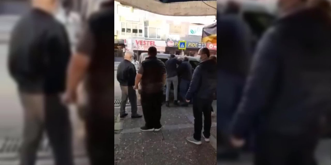 İZMİR'DE İYİ PARTİ STANDINA FİZİKİ SALDIRI, BİR KİŞİ GÖZALTINDA