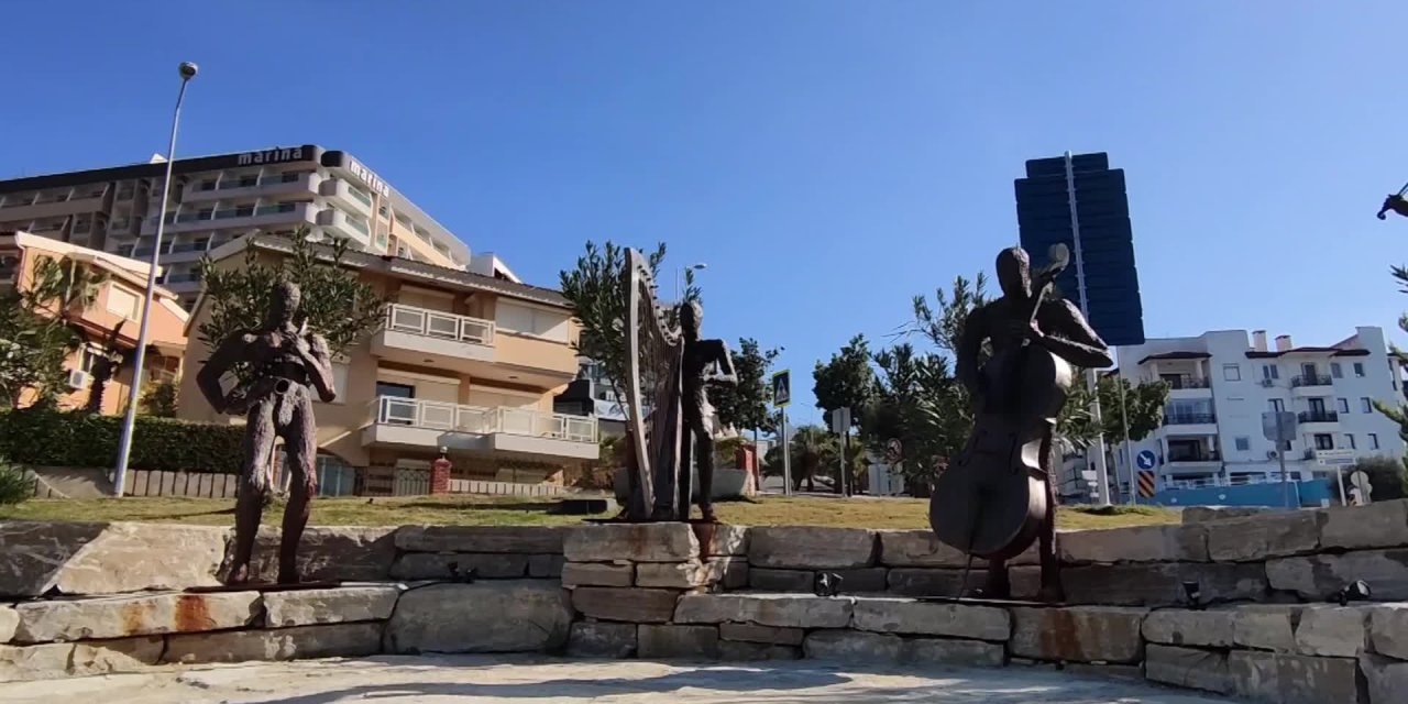 KUŞADASI'NDAKİ MÜZİSYEN PARKINDAN YEŞİL NOTALAR YÜKSELİYOR