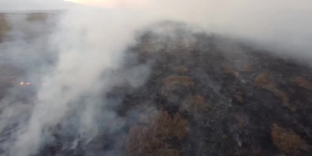 EBER GÖLÜ’NDE SAZLIK ALANDA YANGIN