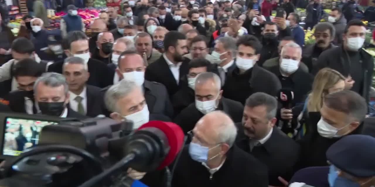 KILIÇDAROĞLU TOPTANCI HALİNİ ZİYARET ETTİ. ESNAF, "BİR GİRİŞİ VAR, SEKİZ ÇIKIŞI VAR. YAZIK DEĞİL Mİ BU ESNAFA?" DİYE YAKINDI