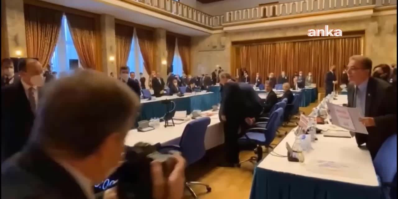 CHP MİLLETVEKİLLERİ, BAKAN MUŞ’U PROTESTO ETTİ: “EKONOMİNİN KİTABINI YAZDIĞINI İDDİA EDENLER, ESNAFIN DEFTERİNİ DÜRDÜ”
