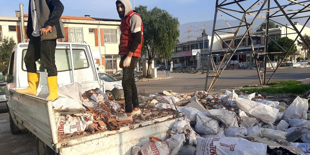 BORNOVA'DA KAÇAK MOLOZA GEÇİT YOK