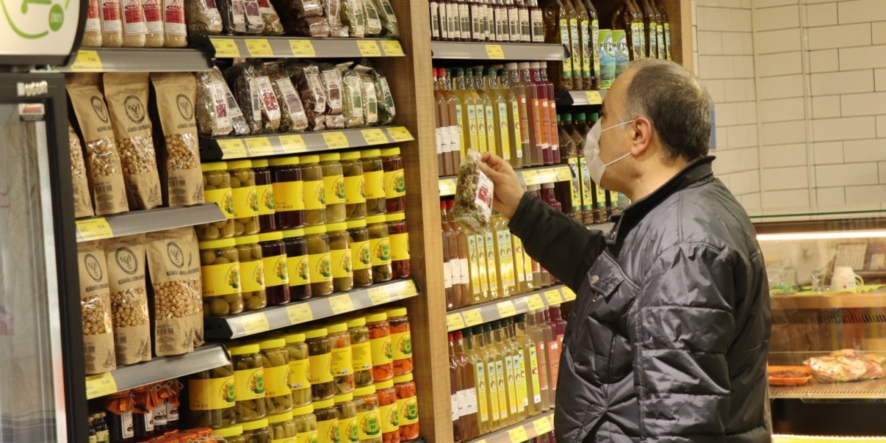 ÇINAR HALK MARKET'TEN ALIŞVERİŞ YAPAN VATANDAŞ: "PİYASAYA GÖRE DAHA UCUZ OLDUĞU İÇİN TERCİH EDİYORUZ"