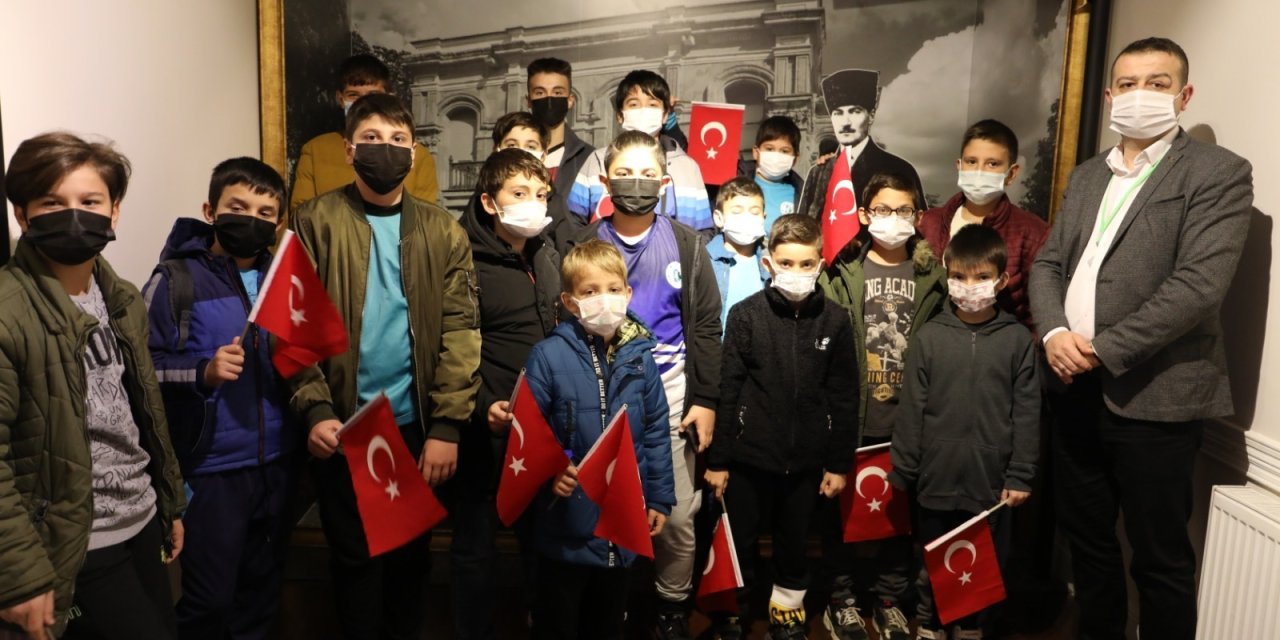 İZMİT BELEDİYESPOR'UN FUTBOLCULARI ATATÜRK EVİ'Nİ ZİYARET ETTİ