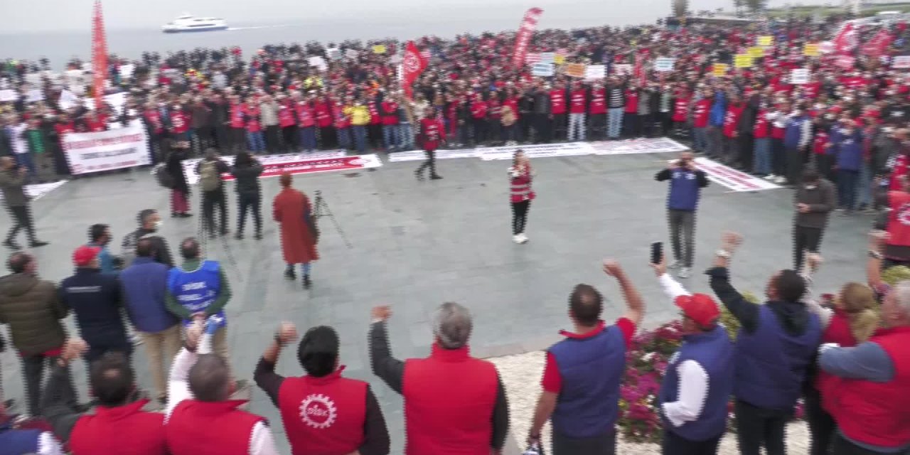 İZMİR'DE BİNLERCE İŞÇİ SOKAĞA DÖKÜLDÜ: "GEÇİNEMİYORUZ, HÜKÜMET İSTİFA"