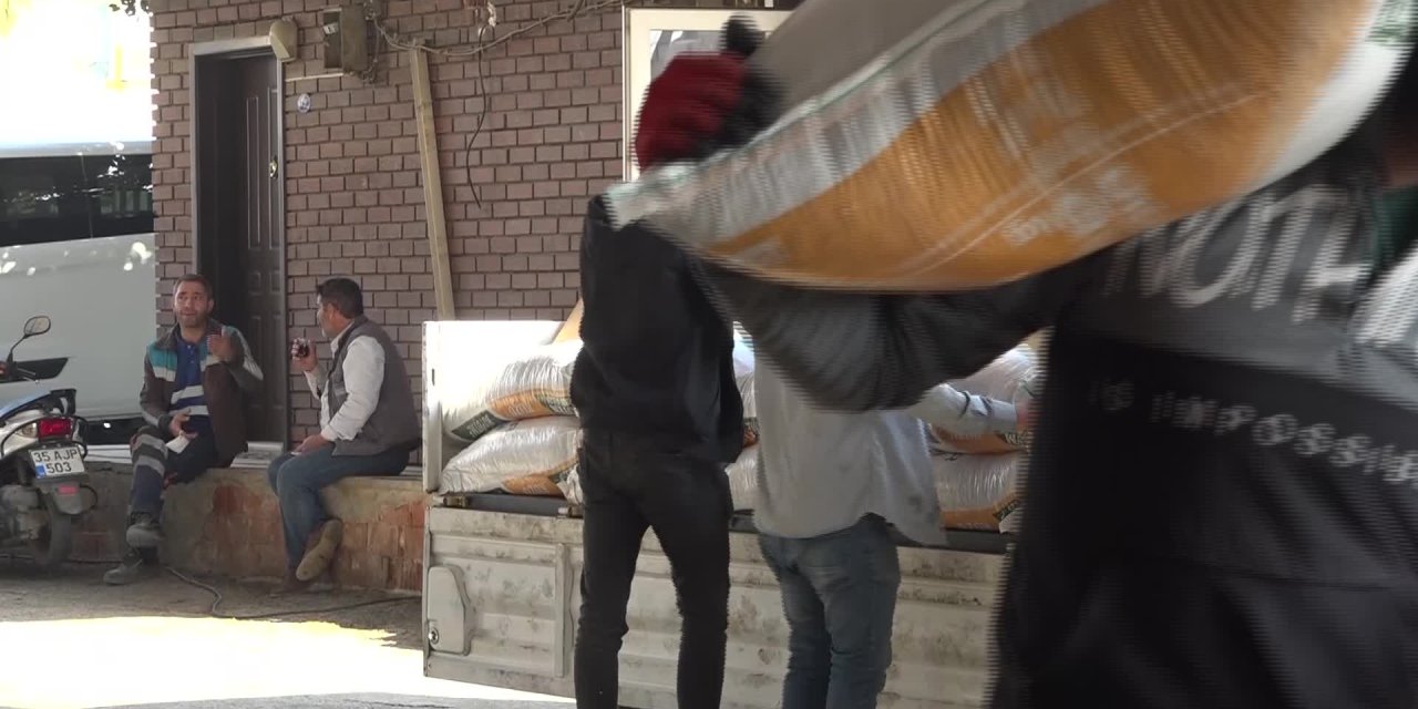 İZMİR BÜYÜKŞEHİR, 191 ÜRETİCİYE 13 BİN ÇUVAL KUZU BÜYÜTME YEMİ DAĞITTI