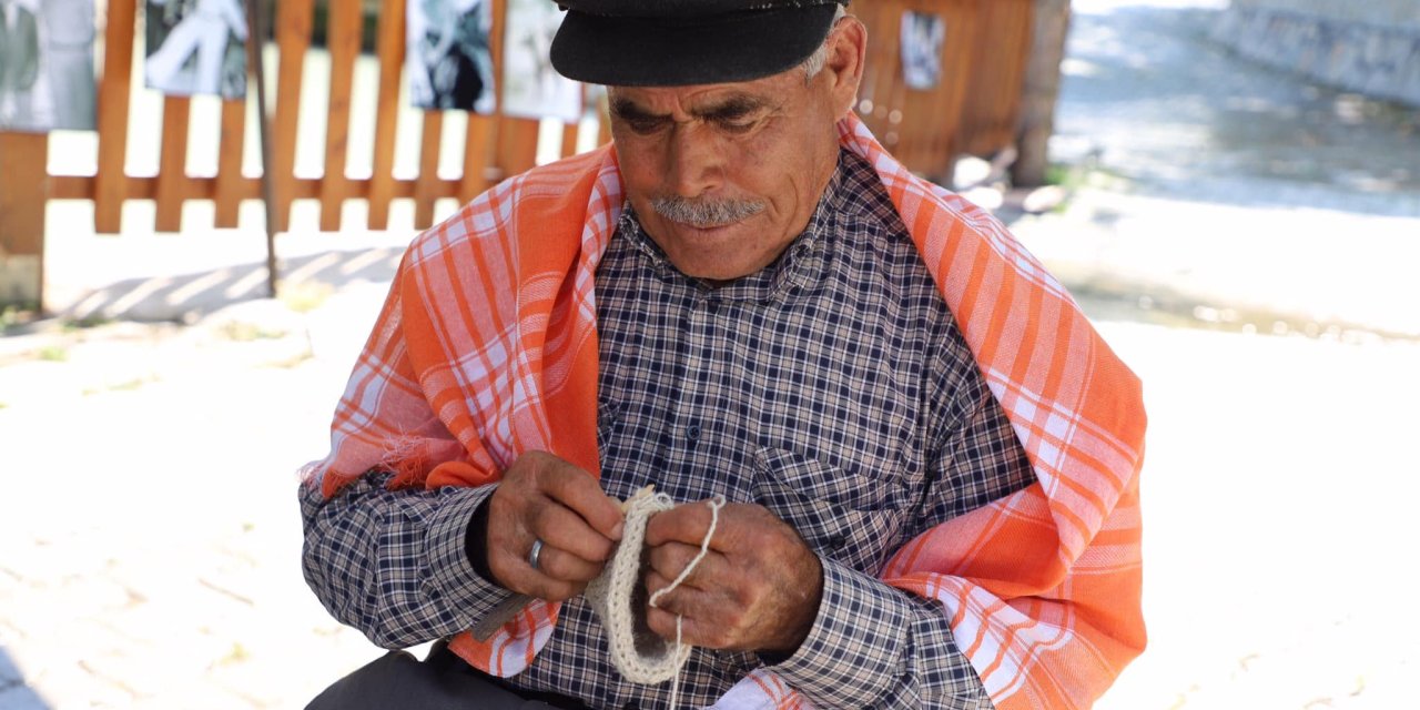 DENİZLİ’DE BİN YILLIK ÇORAP ÖRME GELENEĞİ YOK OLUYOR