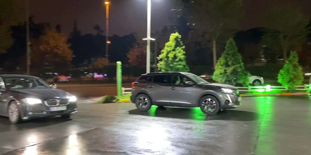 BENZİN İSTASYONLARINDA ZAM ÖNCESİNDE KUYRUKLAR OLUŞTU