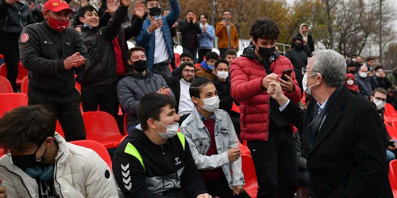 MANSUR YAVAŞ, SOKAK FUTBOLU ŞAMPİYONLARINA KUPALARINI VERDİ