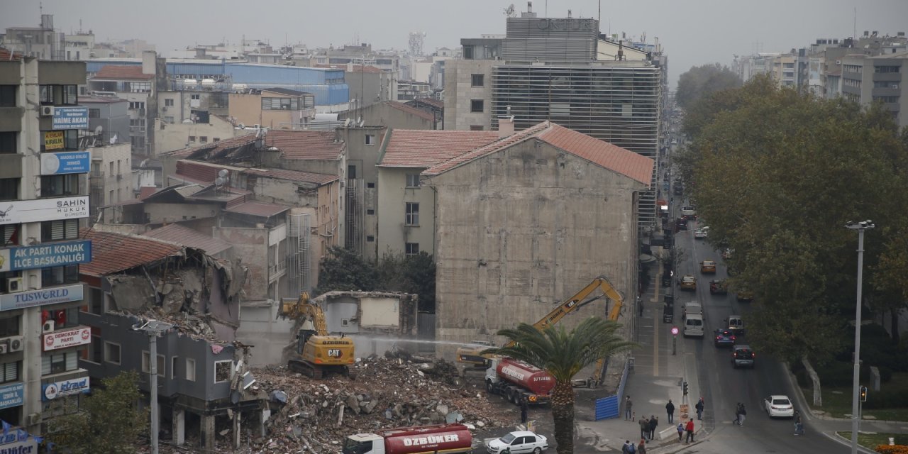 KONAK BELEDİYESİ'NİN YENİ HİZMET BİNASI İÇİN YIKIM SÜRECİ TAMAMLANDI