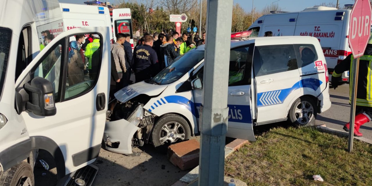 AFYONKARAHİSAR’DA POLİS ARACI İLE ÖĞRENCİ SERVİSİ ÇARPIŞTI