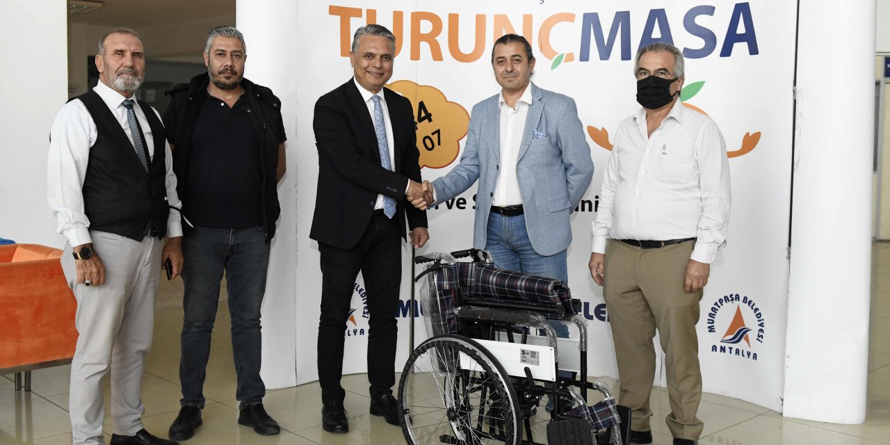 MURATPAŞA'DA 20 AİLEYE TEKERLEKLİ SANDALYE