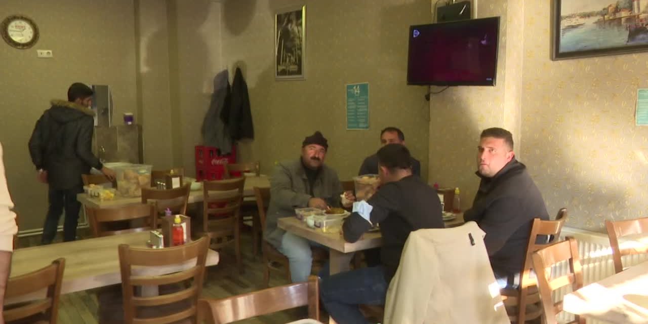 AĞRILI İŞSİZ GENÇ: "ÇOCUKLARIM MEYVE İSTİYOR. CEBİMDE 1 LİRA YOK, EVİME MEYVE GÖTÜREYİM"