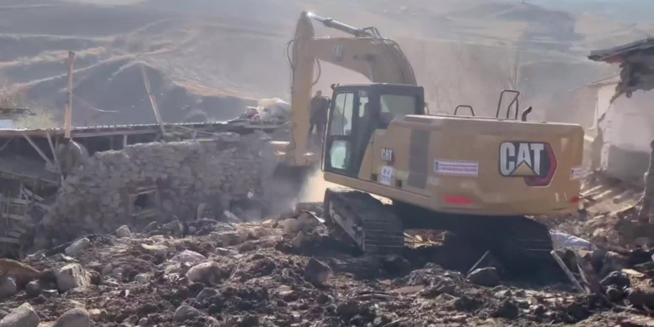 KALECİK'TE ÇIKAN YANGINDA 2 EV TAMAMEN YANARKEN 1 EV KULLANILAMAZ HALDE