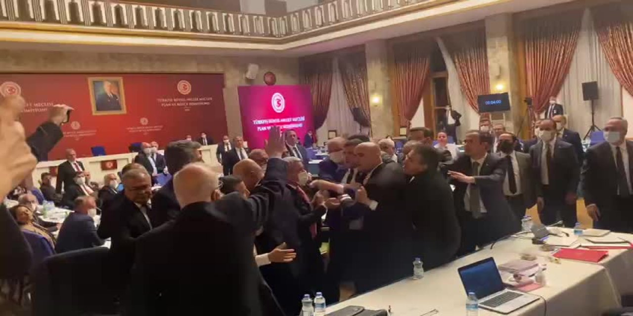 İÇİŞLERİ BÜTÇESİNDE TANSİYON YÜKSELDİ: MİLLETVEKİLLERİ BİRBİRLERİNİN ÜZERİNE YÜRÜDÜ