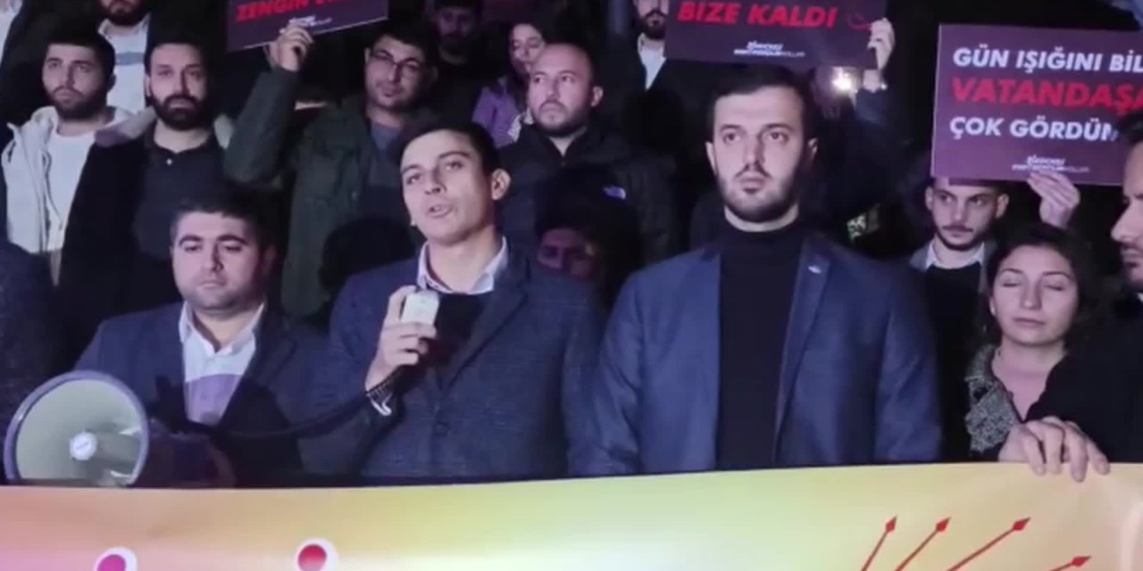 CHP GENÇLİK KOLLARI, YAZ SAATİ UYGULAMASINI GÜNÜN İLK SAATLERİNDE FENERLERLE PROTESTO ETTİ: “GÜNEŞİMİZİ ÇALMALARINA İZİN VERMEYECEĞİZ”