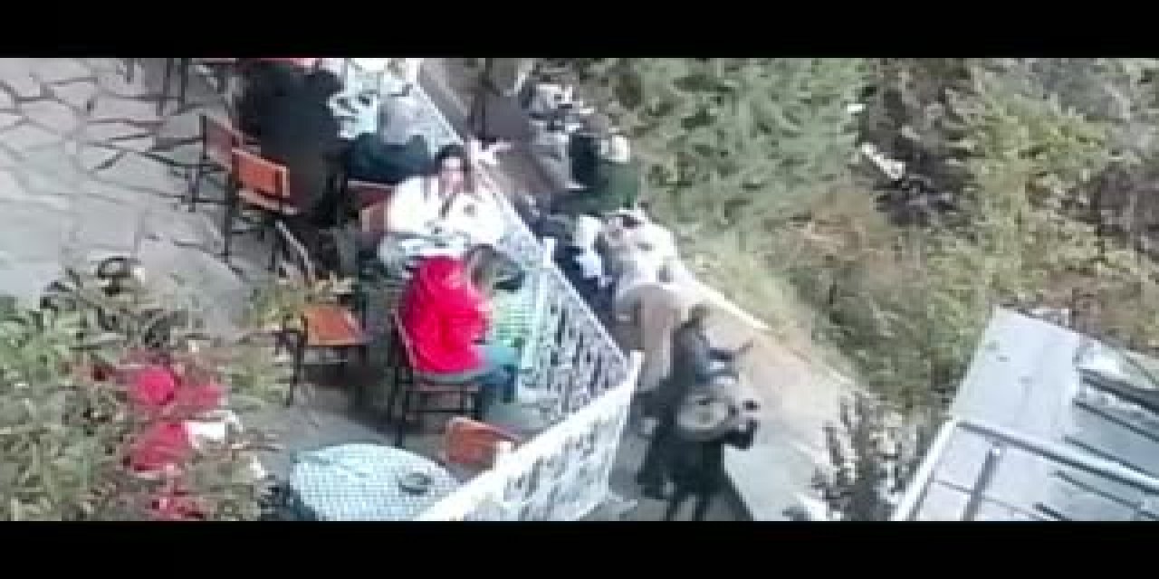 ÇAY BAHÇESİNDE OTURAN TURİSTİN ÇANTASINI ÇALMAYA ÇALIŞIRKEN YAKALANDILAR