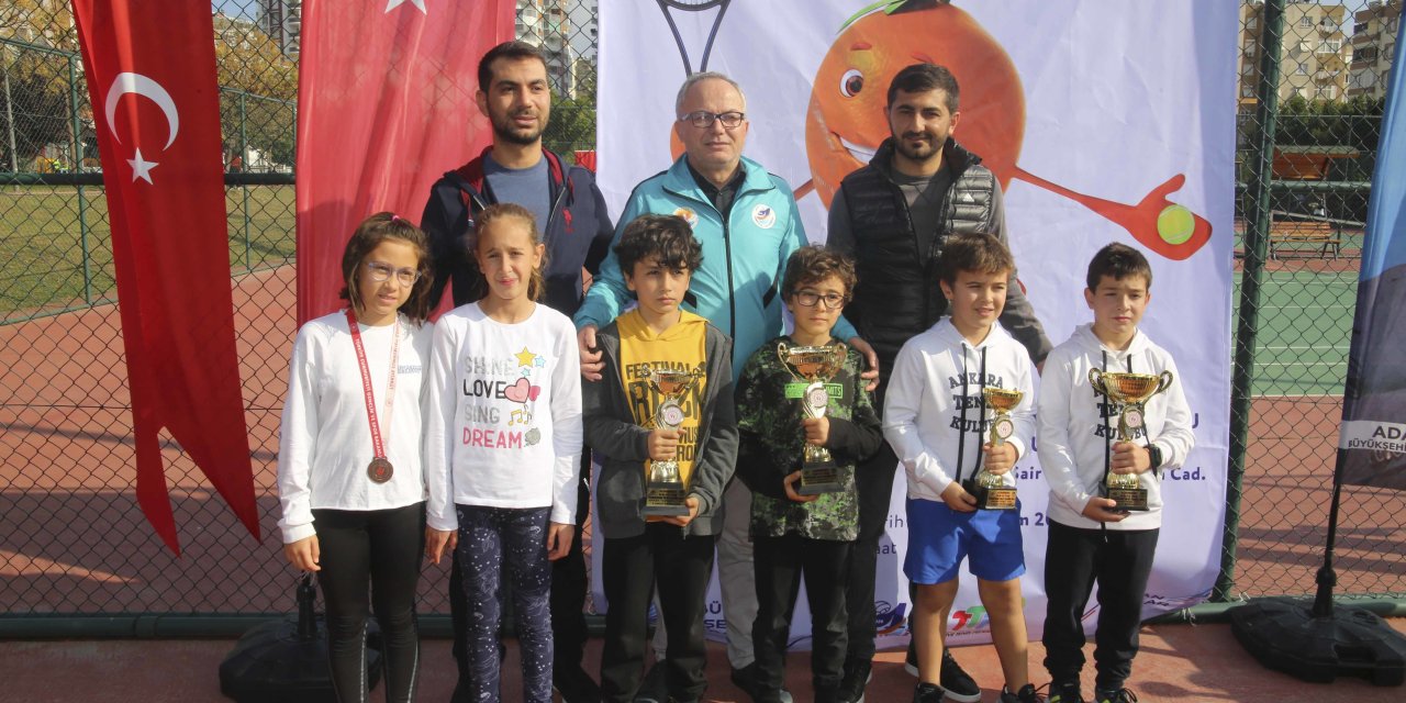ADANA'DA TENİS TURNUVASINDA DERECEYE GİRENLER ÖDÜLLERİNİ ALDI
