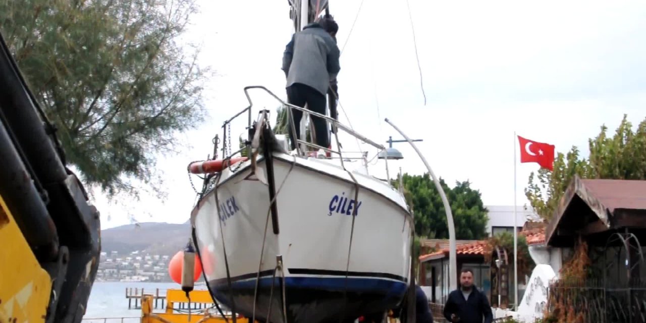 BODRUM’DA FIRTINA ETKİLİ OLDU, TEKNELER KARAYA SÜRÜKLENDİ