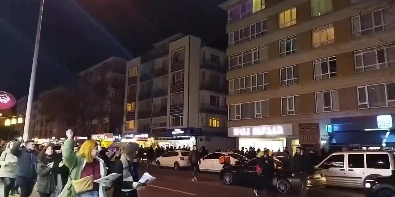 DOLAR REKOR KIRDI VATANDAŞ PROTESTO ETTİ: "HÜKÜMET İSTİFA"