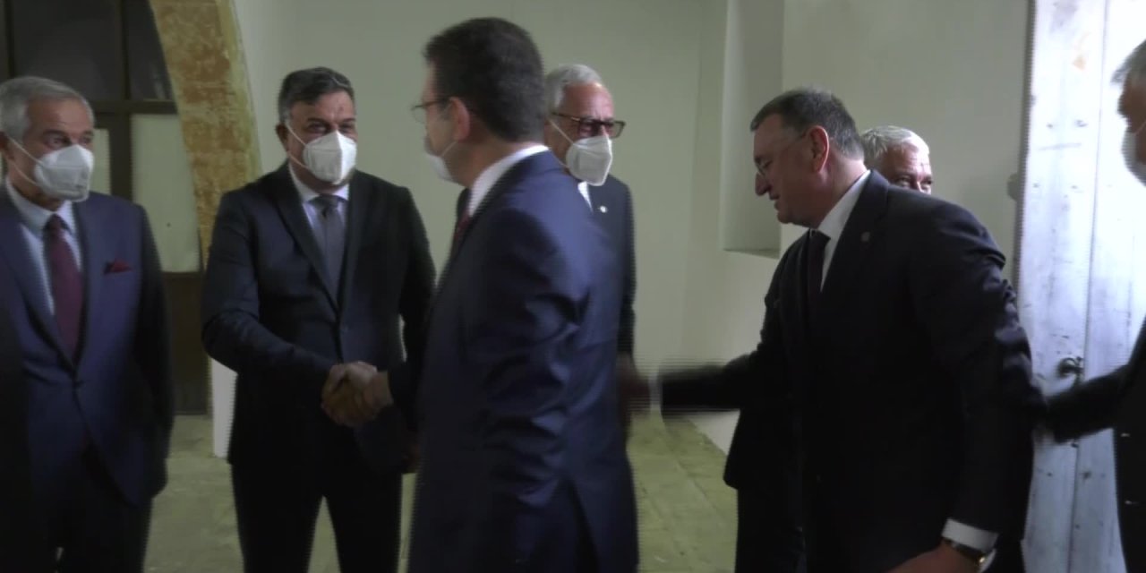 K.K.T.C. BELEDİYELER BİRLİĞİ BAŞKANI ÖZÇINAR, "HÜKÜMET YEREL YÖNETİMLERİ GÜÇLENDİRMEYİ İSTEMİYOR" DEDİ. CHP'Lİ TORUN, "NEREDE İSTİYOR Kİ" KARŞILIĞINI VERDİ