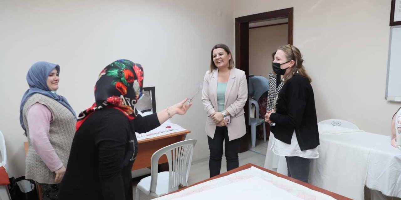 İZMİT BELEDİYE BAŞKANI HÜRRİYET İZMEK'Lİ KADINLARI ZİYARET ETTİ