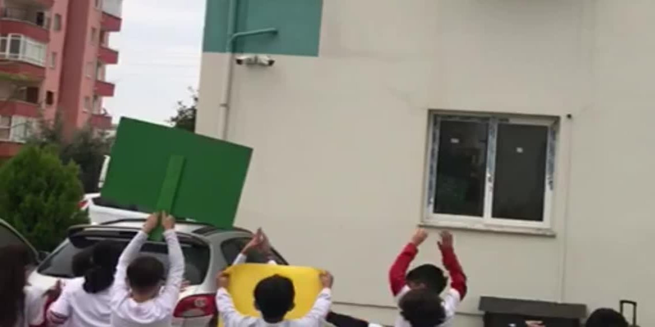 İLK OKUL ÖĞRENCİLERİNDEN KARANTİNADAKİ ÖĞRETMENLERİNE KUTLAMA