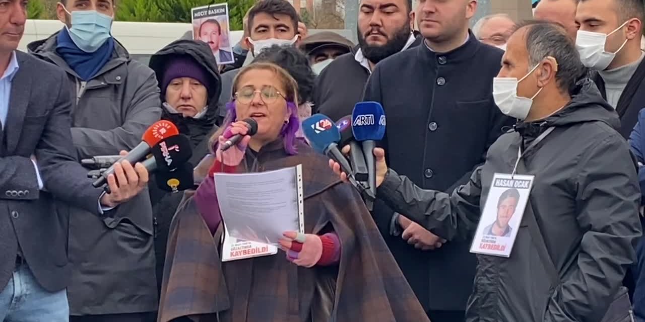 CUMARTESİ ANNELERİ'NİN YARGILANDIĞI DAVADA 'REDDİ HAKİM' TALEPLERİ REDDEDİLEN AVUKATLAR DURUŞMA SALONUNU TERK ETTİ