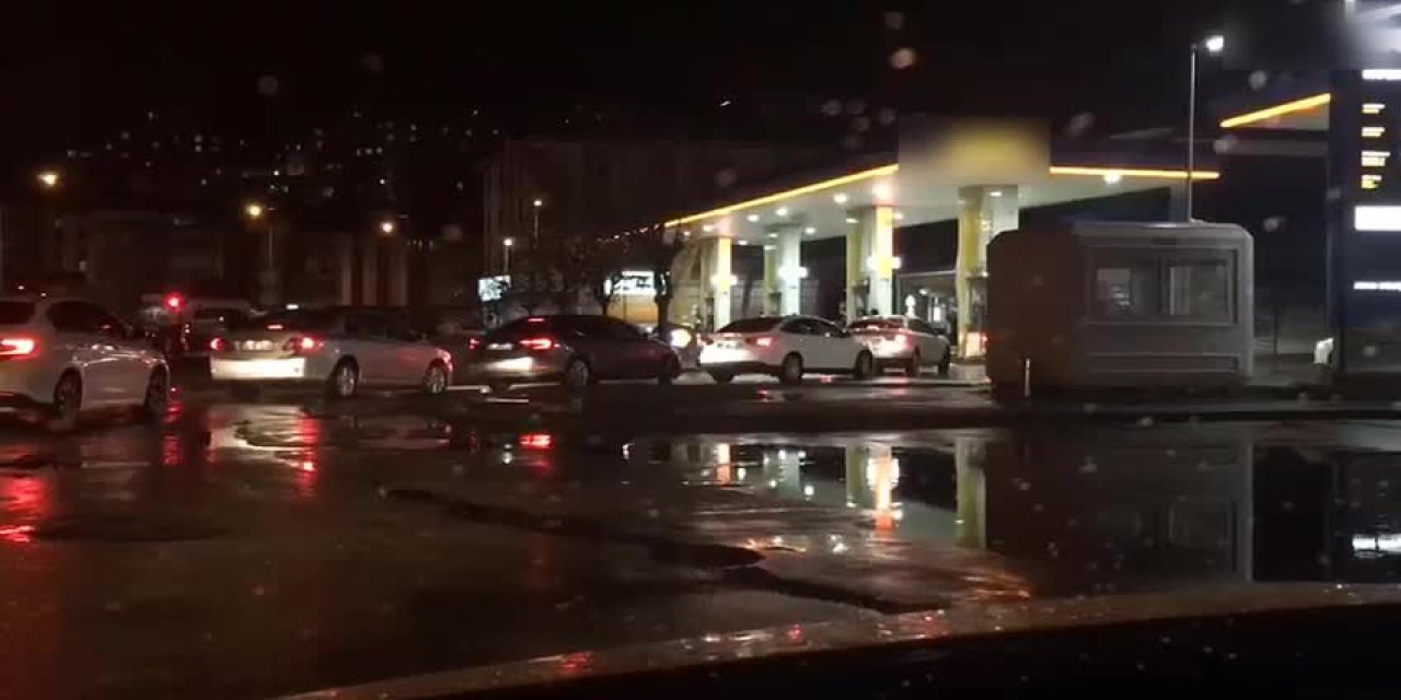 ANKARA’DA ZAM ÖNCESİ AKARYAKIT KUYRUĞU