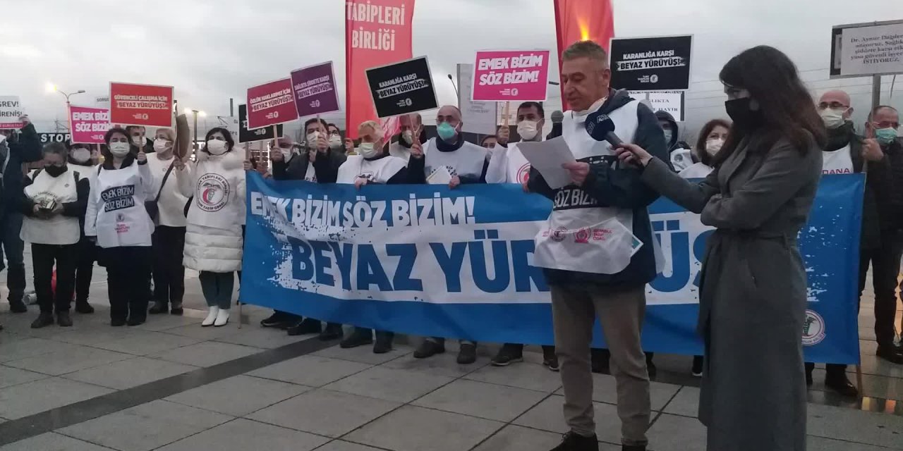 HEKİMLERİN "BEYAZ YÜRÜYÜŞÜ" İZMİT'TE: "HIZLA TÜKENDİĞİMİZ İÇİN YÜRÜYORUZ"