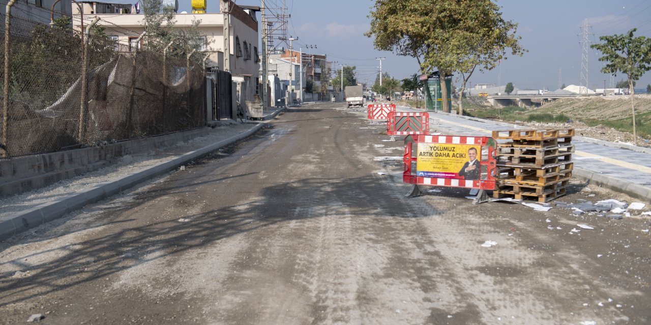 MERSİN BÜYÜKŞEHİR, ÇAY MAHALLESİ’Nİ ASFALTLIYOR