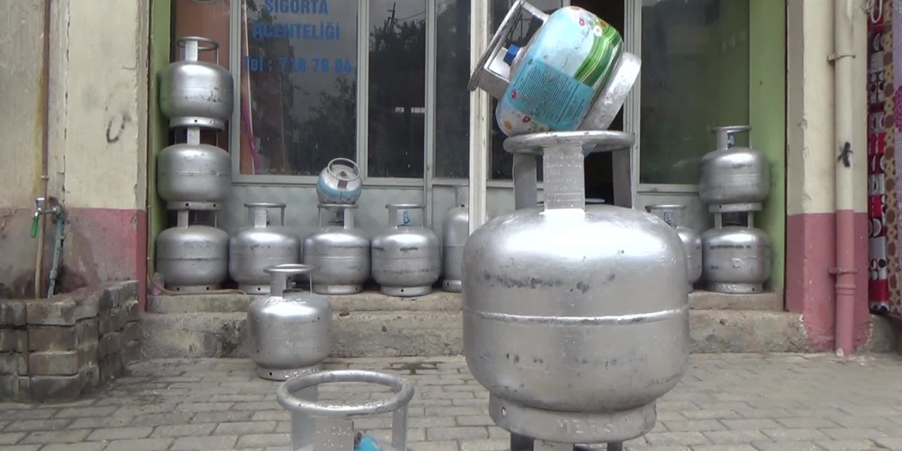 MUTFAK TÜPÜ 200 LİRAYI AŞTI. VATANDAŞ: “YEMEK YAPAMIYORUZ, PARAM DA YOK BİZ TÜPÜ NASIL ALACAĞIZ”